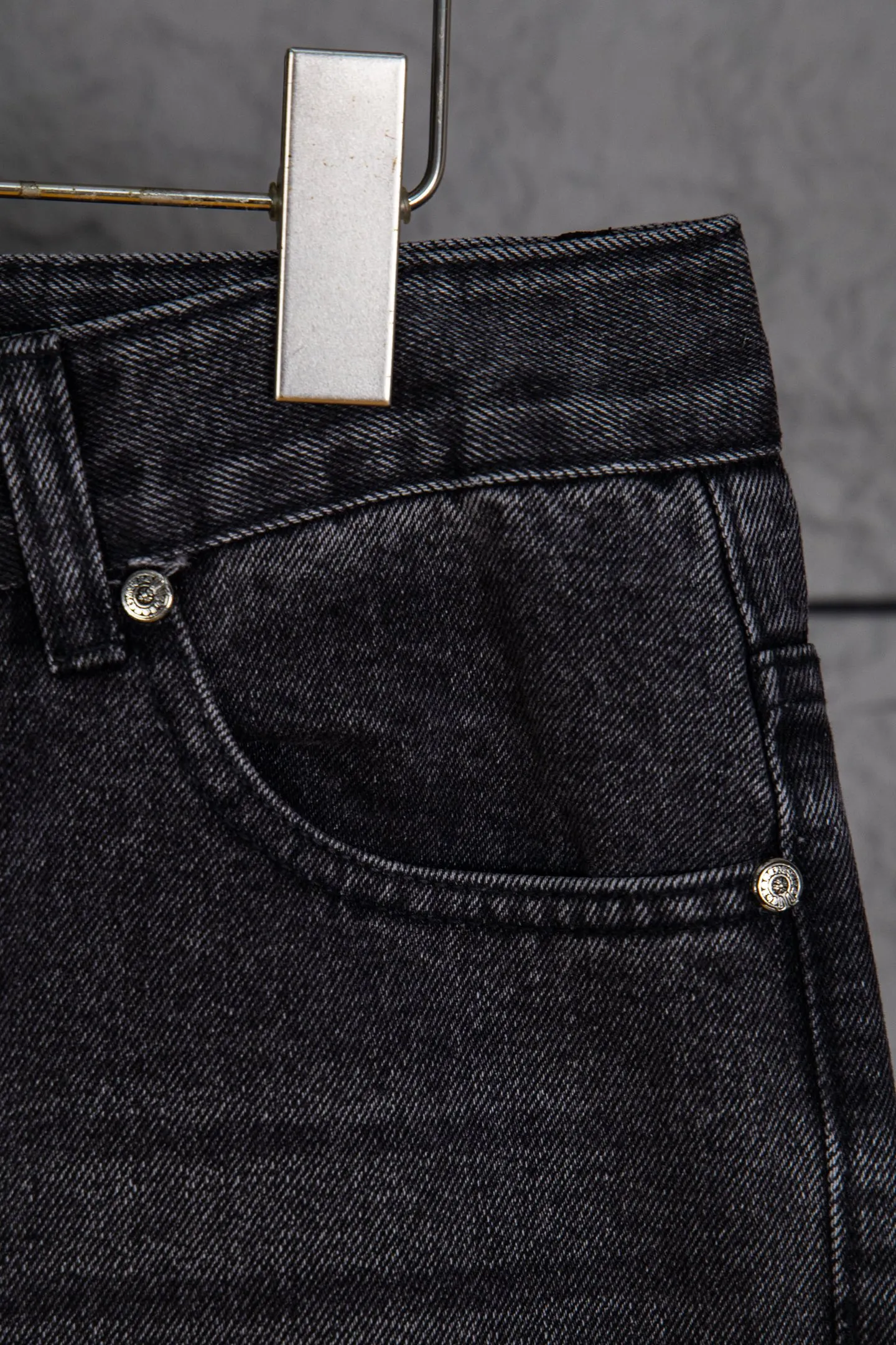 P300 top version Chrome hearts new city-limited flame gray jeans Chrome hearts city-limited jeans Hardware customization Original development vintage levis American-made 501 black and gray base version Levi's American-made 501 base version Imported sheepskin 925 silver remake [Top heavy industry fashion design] Consistently high-street luxury style. Speaking of this style, the Zangyin family and GU family are definitely the leading representative brands. Especially the Zangyin family has really achieved a state-of-the-art effect in creating high-street style. The unique washed material is used to create this style. The color system is already quite eye-catching. After it is decorated with patchwork cross flowers, it cleverly highlights the charm of the brand. Secondly, this style uses classic The high-waist cutting design highlights the long legs and fashionable temperament of the upper body. The brand is highly recognizable and the slim fit configuration is more suitable for daily wear. It is a product that interprets personality, fashion, and specifications at a glance. This single product is enough to make any fan excited. It can be a white T-shirt for a youthful college style, or a tight suspender for a royal style. It has strong matching ability and can be easily controlled by men.  [Materials and craftsmanship] Needless to say, this point goes without saying. As an excellent craftsman brand, Zangyin’s requirements for details and craftsmanship are really perfect. The washed color of this model has gone through so many processes, not to mention the embellishment of denim appliques. It is also purely hand-made and sewn. Just like what they believe in, only hand-made things have soul and have the meaning of wear. A top-notch heavy-duty fashionable denim item, I look forward to your perfect interpretation! !  Color: Black Size: 28 30 32 34 36